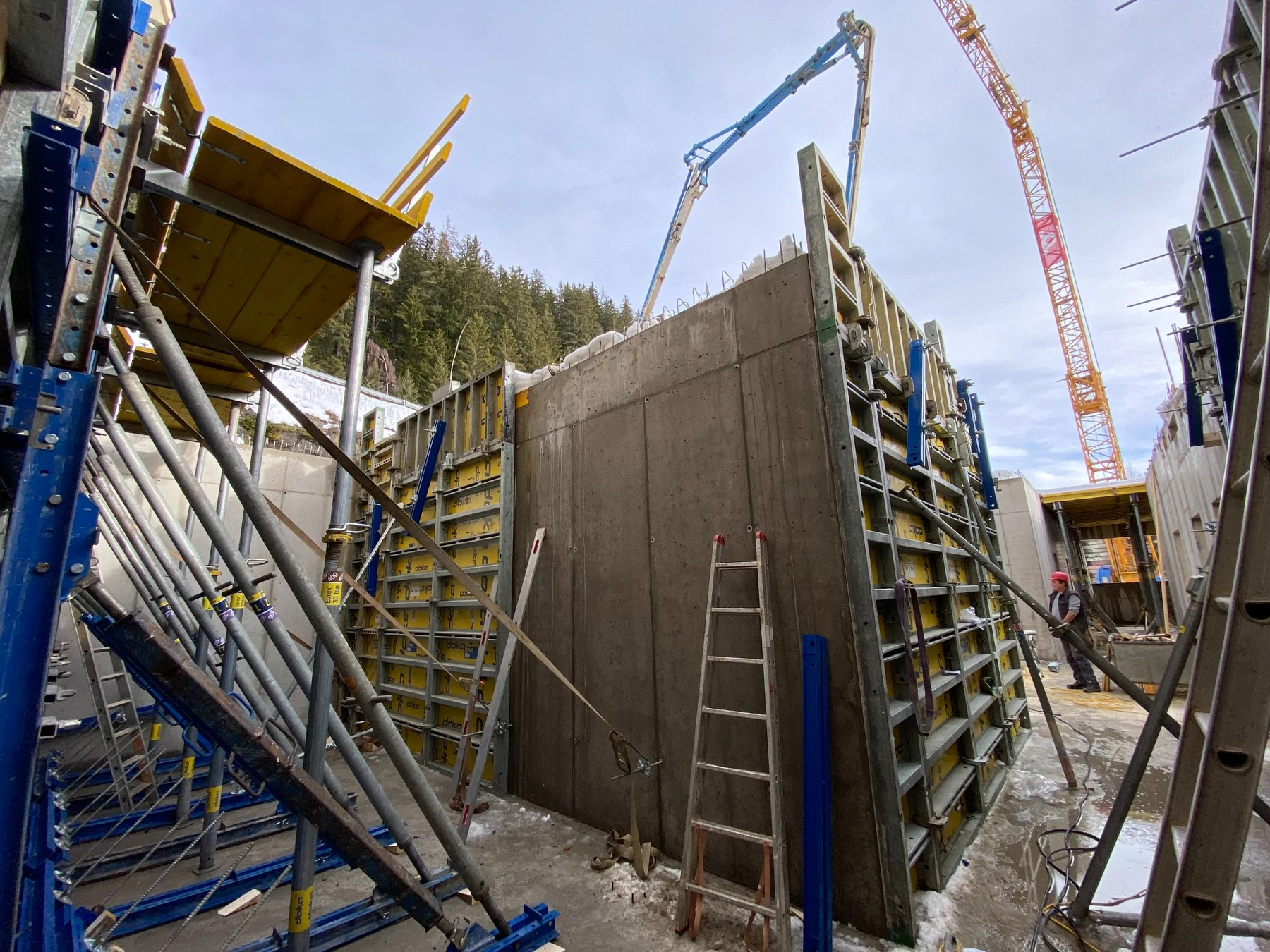 Betonwände und Schalung während der Bauausführung