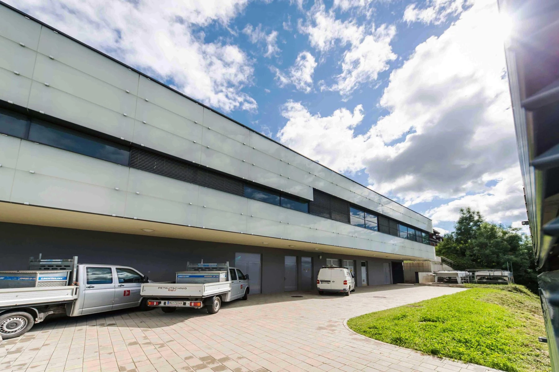 Krankenhausbau mit Petautschnig-Fahrzeugen vor dem Gebäude